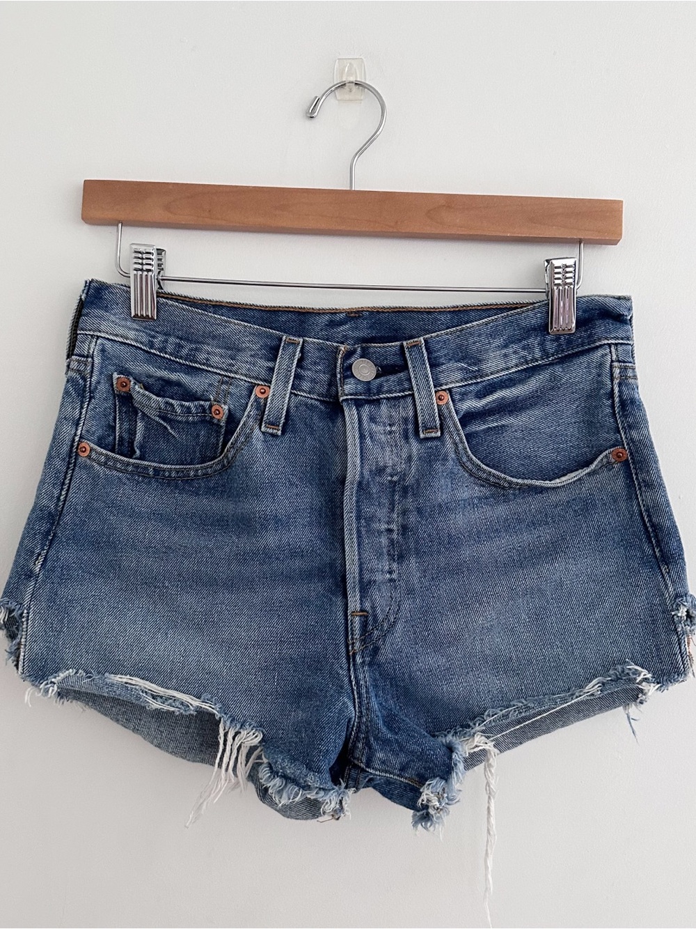 Levi's 501 Distressed Cutoff Shorts Frayed Denim Size 26 100% Cotton Denim - Picture 6 of 6